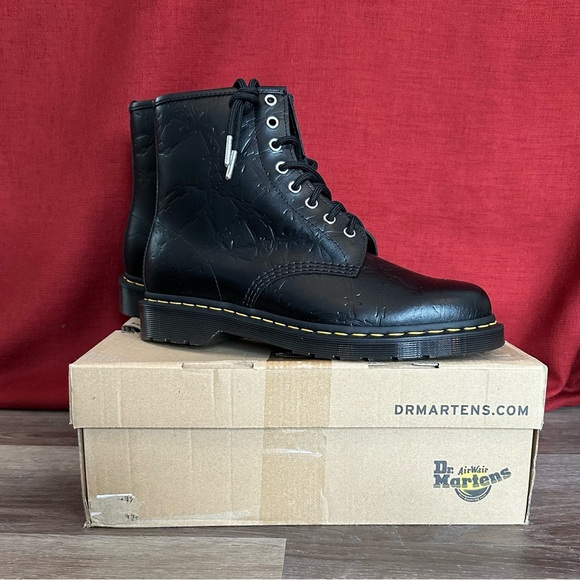 Dr. Martens 1460 8-Eye Barbed Wire Embossed Boots Unisex NIB men’s size 10 - Picture 7 of 7